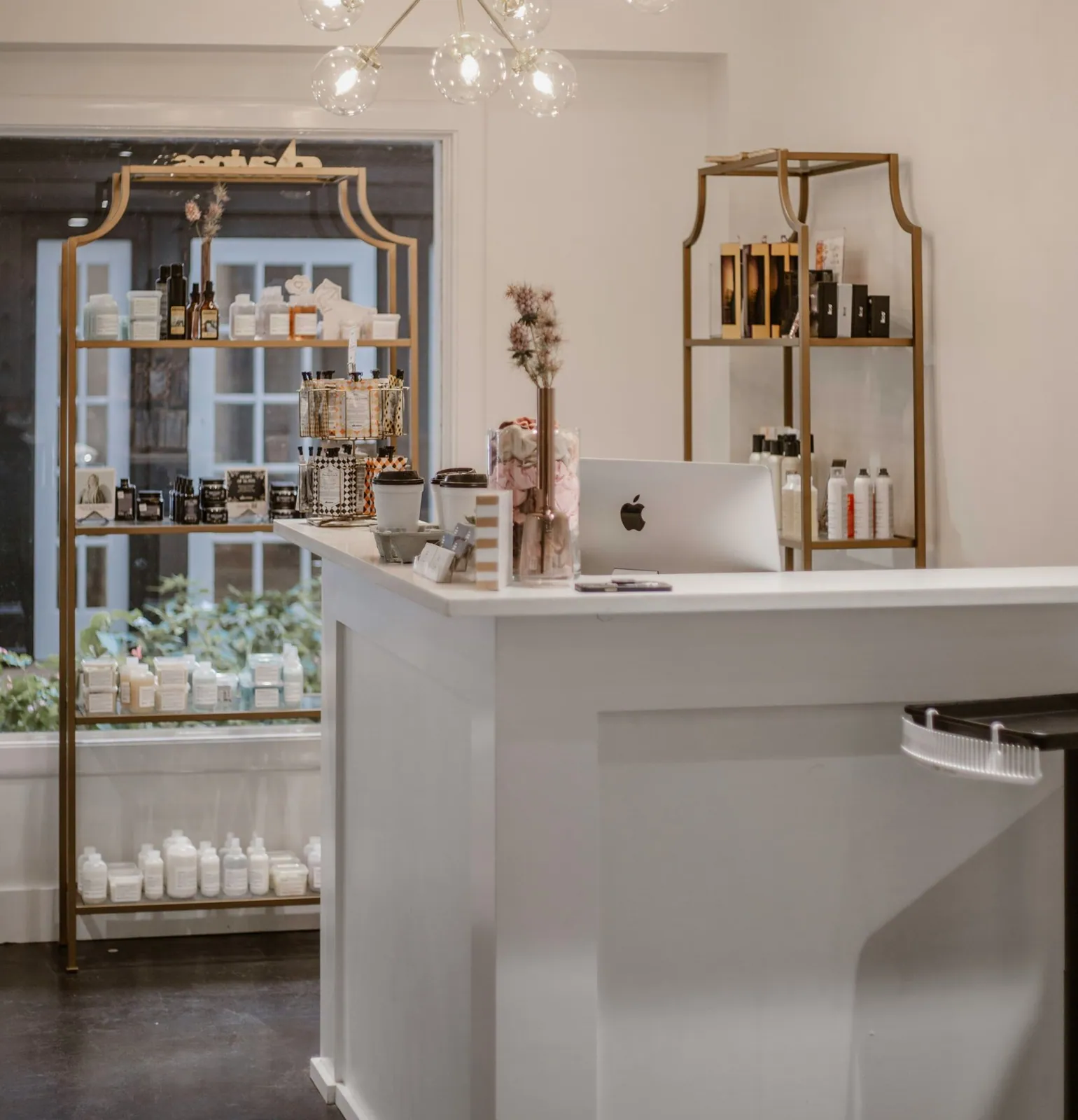 Empfang und Produkte im Studio von LA Beauty Kloten